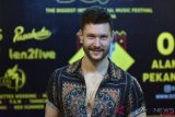Penyanyi asal inggris Raya, Calum Scott berpose pada jumpa pers di Kota Pekanbaru, Riau, Sabtu (3/11/2018). Calum Scott, alumnus Britain’s Got Talent yang kini naik daun lewat lagu “You Are the Reason” ini, akan tampil di Kota Pekanbaru dalam rangkaian tur di Asia, Australia dan Selandia Baru. ANTARA FOTO/FB Anggoro/hp.