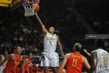 Pebasket CLS Knights Indonesia Brandon Jawato (tengah) melakukan lay up ketika melawan Saigon Heat Vietnam dalam pertandingan Asean Basketball League (ABL) di Gelora CLS Surabaya, Jawa Timur, Rabu (28/11/2018). CLS Knigts Indonesia dikalahkan Saigon Heat Vietnam dengan skor 64-76. Antara Jatim/M Risyal Hidayat/ZK