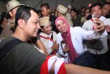 Menteri BUMN Rini Soemarno (tengah) berswafoto bersama milenial BUMN disela-sela acara peluncuran 