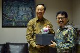 Kepala Biro Perum LKBN Antara Biro Jawa Timur Slamet Hadi Purnomo (kanan) bersama Directur General Taipei Economic and Trade Office, Benson D. S. Lin (kiri) saat berkunjung di Graha Antara Jatim Surabaya, Kamis (1/11/2018). Kunjungan tersebut dalam rangka silaturrahim dengan media serta pengenalan Direktur General  TETO yang baru . Antara jatim/Abdullah Rifai