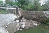 Talut sungai di Selopamioro Bantul ambrol