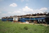 Bangunan terdampak angin puting beliung di Desa Kajeksan, Tulangan, Sidoarjo, Jawa Timur, Selasa (20/11/2018). Sekitar 440 rumah di wilayah tersebut mengalami kerusakan akibat diterjang angin puting beliung yang terjadi pada hari senin (19/11). Antara Jatim/Umarul Faruq/ZK