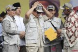     Calon Presiden nomer urut 02 Prabowo Subianto (tengah) mengenakan topi dari Komandan Jenderal Kopassandi Abdul Rasyid Abdullah Syafii (kanan) pada deklarasi dukungan Komando Ulama Pemenangan Prabowo-Sandi (Koppasandi) di Jakarta, Minggu (4/11/2018). Kopassandi bersama eksponen 411 dan 212 akan bersinergi memenangkan Prabowo Subianto dan Sandiaga Uno pada Pilpres 2019. ANTARA FOTO/Dhemas Reviyanto/pras.