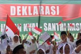 Ketua Tim Kampanye Nasional Jokowi-KH. Ma'ruf Amin Erick Thohir (kanan), Gubernur Jawa Timur terpilih dan juga Ketua Dewan Pengarah Jaringan Kyai Santri Nasional (JKSN) Khofifah Indar Parawansa (kiri), saat Deklarasi JKSN, di Pondok Pesantren Nurul Qornain, Desa Balet Baru, Sukowono, Jember, Jawa Timur, Kamis (22/11/2018). Deklarasi JKSN itu diikuti oleh kyai dan santri dari sembilan kabupaten di daerah Tapal Kuda Jawa Timur sebagai bentuk dukungan terhadap Capres - Cawapres Jokowi - KH Ma'ruf Amin. Antara Jatim/Seno/ZK.