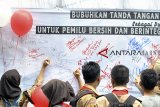 Siswa SMA menandatangani spanduk saat Deklarasi Pemilu 2019 di Taman Ekspresi, Kota Bogor, Jawa Barat, Minggu (25/11/2018). Deklarasi Pemilu 2019 yang diselenggarakan Badan Pengawas Pemilihan Umum Kota Bogor tersebut bertujuan agar terciptanya Pemilu yang bersih dan berintegritas dengan harapan para peserta Pemilu dapat menjalankan proses kampanye sesuai aturan yang ditetapkan. ANTARA JABAR/Arif Firmansyah/agr.