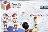 Seorang siswa SMA menandatangani spanduk saat Deklarasi Pemilu 2019 di Taman Ekspresi, Kota Bogor, Jawa Barat, Minggu (25/11/2018). Deklarasi Pemilu 2019 yang diselenggarakan Badan Pengawas Pemilihan Umum Kota Bogor tersebut bertujuan agar terciptanya Pemilu yang bersih dan berintegritas dengan harapan para peserta Pemilu dapat menjalankan proses kampanye sesuai aturan yang ditetapkan. ANTARA JABAR/Arif Firmansyah/agr.