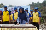 Manajer Program Kemitraan dan Bina Lingkungan (PKBL) PT Industri Kereta Api (Inka) Nur Hidayati (tengah) disaksikan Bupati Madiun Ahmad Dawami (kiri) menandatangani prasasti INKA Membangun Desa Wisata di objek wisata Watu Rumpuk Desa Mendak, Kabupaten Madiun, Jawa Timur, Rabu (7/11/2018). PT Inka mengeluarkan anggaran sebesar Rp300 juta dari dana Corporate Social Responsibility (CSR) guna membangun sejumlah fasilitas wisata dalam program INKA Membangun Desa Wisata di kawasan lereng Gunung Wilis tersebut. Antara Jatim/Siswowidodo/ZK.