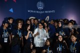 Menteri Luar Negeri Retno Marsudi (tengah) bersama sejumlah mahasiswa mengikuti talkshow ketika mengunjugi Diplomacy Festival di Surabaya, Jawa Timur, Sabtu (24/11/2018). Dengan kegiatan Diplomacy Festival tersebut diharapkan dapat membuat para mahasiswa semakin paham dan tertarik berpartisipasi dalam dunia diplomasi. Antara Jatim/Zabur Karuru