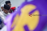 Warga dan sejumlah tokoh lintas agama berdoa bersama untuk korban pesawat Lion Air JT 610 di perairan Karawang, Pantai Tanjung Pakis, Jawa Barat, Sabtu (3/11/2018). Doa bersama tersebut ditujukan untuk para korban kecelakaan pesawat Lion Air JT 610. ANTARA JABAR/M Ibnu Chazar/agr.