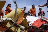     Petugas Basarnas mengevakuasi puing-puing pesawat Lion Air bernomor registrasi PK-LQP dengan nomor penerbangan JT 610 ke Kapal KN Sar Sadewa, di perairan Tanjung Karawang, Jawa Barat, Sabtu (3/11). ANTARA FOTO/Aprillio Akbar/hp.