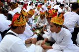 Warga makan bersama dengan lauk Endhog (telur) pada acara Festival Endhog-endhogan di Banyuwangi Jawa Timur, Selasa (20/11/2018). Festival Endhog-endogan merupakan tradisi masyarakat Banyuwangi dalam memperingati Maulid Nabi Muhammad dengan cara mengarak telur yang dihias yang di arak dari lima penjuru disertai dengan bersholawat dan diakhiri dengan makan telur bersama. Antara Jatim/Budi Candra Setya/ZK