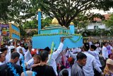 Warga mengarak Endhog (telur) yang di hias pada Festival Endhog-endhogan di Banyuwangi Jawa Timur, Selasa (20/11/2018). Festival Endhog-endogan merupakan tradisi masyarakat Banyuwangi dalam memperingati Maulid Nabi Muhammad dengan cara mengarak telur yang dihias yang di arak dari lima penjuru disertai dengan bersholawat dan diakhiri dengan makan telur bersama. Antara Jatim/Budi Candra Setya/ZK