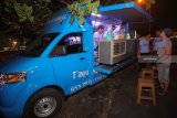 Warga membeli minuman yang dijual di 'Food Truck' di kawasan Kerto Menanggal, Surabaya, Jawa Timur, Senin (19/11/2018). Food Truck Badan Nasional Narkotika Provinsi (BNNP) Jawa Timur itu merupakan sarana bagi mantan pengguna atau pecandu narkoba pasca rehabilitasi untuk belajar berwiraswasta yang sebelumnya mendapatkan berbagai pelatihan agar nantinya mereka dapat kembali ke masyarakat dan produktif bekerja. Antara Jatim/Didik Suhartono/ZK