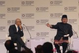     Calon Presiden Nomor Urut 2 Prabowo Subianto (kanan) bersama Founder Forum Ekonomi Indonesia Shoeb Kagda (kiri) memberikan paparan dalam Indonesia Economic Forum 2018 di Jakarta, Rabu (21/11/2018). Acara tahunan yang bertajuk 