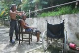 Bachtiar menggunting rambut Saliman, keduanya ialah pasien Rumah Sakit Kusta (RSK) Alverno. RSK Alverno Singkawang yang berada di bawah kaki Gunung Sari, sekitar 1,5 km sebelah Selatan Kota Singkawang tersebut, menampung puluhan pasien penderita Kusta. Di tempat itu jugalah, Direktur RSK Alverno dr Barita P Ompusunggu bersama Sr.Yosepha SFIC beserta sejumlah perawat melakukan perawatan dan pengobatan dengan penuh kasih terhadap pasien penderita Kusta. ANTARA FOTO KALBAR Victor Fidelis Sentosa