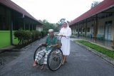 Sr Yosepha SfIC, dan Abdul Gani,  simbol  keberagaman dan toleransi dalam pelayanan di Rumah Sakit Kusta (RSK) Alverno. RSK Alverno Singkawang yang berada di bawah kaki Gunung Sari, sekitar 1,5 km sebelah Selatan Kota Singkawang tersebut, menampung puluhan pasien penderita Kusta. Di tempat itu jugalah, Direktur RSK Alverno dr Barita P Ompusunggu bersama Sr.Yosepha SFIC beserta sejumlah perawat melakukan perawatan dan pengobatan dengan penuh kasih terhadap pasien penderita Kusta. ANTARA FOTO KALBAR Victor Fidelis Sentosa