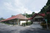 Gedung Rumah Sakit Kusta (RSK) Alverno Singkawang yang telah berusia 101 tahun dan menjadi salah satu bangunan cagar budaya di Kota Singkawang, Kalimantan Barat. RSK Alverno Singkawang yang berada di bawah kaki Gunung Sari, sekitar 1,5 km sebelah Selatan Kota Singkawang tersebut, menampung puluhan pasien penderita Kusta. Di tempat itu jugalah, Direktur RSK Alverno dr Barita P Ompusunggu bersama Sr.Yosepha SFIC beserta sejumlah perawat melakukan perawatan dan pengobatan dengan penuh kasih terhadap pasien penderita Kusta. ANTARA FOTO KALBAR Victor Fidelis Sentosa