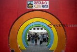 Warga mengunjungi Gedung Sate Festival 2018 di halaman Gedung Sate, Bandung, Jawa Barat, Jumat (16/11/2018). Gelaran Gedung Sate Festival 2018 menyuguhkan bazar aneka produk kuliner, kerajinan, hingga pertunjukan musik, budaya dan kesenian rakyat Jawa Barat yang diselenggarakan sekaligus sebagai rangkaian dari perayaan ulang tahun ke-73 Provinsi Jawa Barat. ANTARA JABAR/Novrian Arbi/agr.