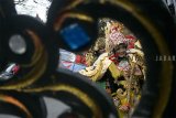 Peserta dari berbagai daerah di Indonesia mengikuti karnaval budaya Gedung Sate Festival 2018 di halaman Gedung Sate, Bandung, Jawa Barat, Jumat (16/11/2018). Gelaran Gedung Sate Festival 2018 menyuguhkan bazar aneka produk kuliner, kerajinan, hingga pertunjukan musik, budaya dan kesenian rakyat Jawa Barat yang diselenggarakan sekaligus sebagai rangkaian dari perayaan ulang tahun ke-73 Provinsi Jawa Barat. ANTARA JABAR/Novrian Arbi/agr.