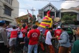 Warga berebut gunungan saat Grebeg Maulud di Jalan Kenjeran, Surabaya, Jawa Timur, Selasa (20/11/2018). Pawai yang diikuti ratusan warga Surabaya tersebut untuk memperingati hari lahir Nabi Muhammad SAW. Antara Jatim/Didik Suhartono/ZK