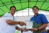 Vice President Region Kalbar PT Hartono Plantation Indonesia (HPI) Agro Agus Budi Santoso (kiri) menyerahkan cinderamata kepada Head Fiber Management PT XL Axiata Alwin Syahriadi (kanan) saat peresmian di kebun PT Lingkarindah Plantation di Desa Dara Hitam, Kecamatan Jelimpo, Kabupaten Landak, Kalimantan Barat, Kamis (8/11/2018). PT HPI Agro meresmikan beroperasinya sepuluh tower jaringan telekomunikasi dan data PT XL Axiata di kawasan perkebunan sawitnya di Kabupaten Landak dan Sanggau, guna mempermudah akses komunikasi selular masyarakat di kawasan tersebut. ANTARA FOTO/Jessica Helena Wuysang