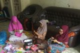 Ibu rumah tangga di perumahan Pasir Putih Padang bantu ekonomi keluarga dengan merajut