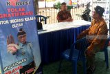 Petugas Kantor Imigrasi Kelas II Non TPI Blitar melayani warga saat pelayanan Pos Jumrah di salah satu desa di Blitar, Jawa Timur, Jumat (30/11). Pelayanan informasi keimigrasian tersebut merupakan wujud sinergitas Imigrasi dengan kepolisian, dalam meberikan pelayanan kepada masyarakat yang berada di kawasan terpencil. Antara Jatim/Humas Kanim Blitar/IA/ZK