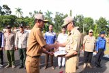 Bupati Tanah Laut H Sukamta melepas tim relawan Tanah Laut ke Palu, Sulawesi Tenggara, di halaman Kantor Bupati Tanah Laut, Senin (5/11).Foto:Antaranews Kalsel/Arianto.