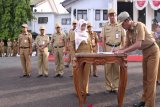 Bupati Tanah Laut H Sukamta menyaksikan penandatanganan kerjasama antara Dinas Kependudukan dan Catatan Sipil Tanah Laut dengan sembilan SKPD lingkup Pemkab Tanah Laut terkait pelayanan kependudukan, Senin (5/11).Foto:Antaranews Kalsel/Arianto.