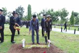 Bupati Tanah Laut H Sukamta dan Kapolres Tanah Laut AKBP Sentot Adi Darmawan tabut bunga di makam pahlawan Pelaihari, Sabtu (10/11).Foto:Antaranews Kalsel/Arianto.