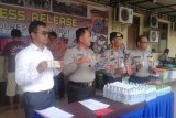 Polres Tanah Laut amankan penjual alkohol merk gajah duduk dan barang bukti, Rabu (14/11).Foto:Antaranews Kalsel/Arianto.