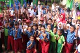 Murid SDN Bentok Darat 2, Kecamatan Bati-Bati dan Bupati Tanah Laut H Sukamta menyambut tim juri lomba UKS, Rabu (21/11).Foto:Antaranews Kalsel/Arianto.