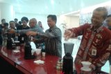 Walikota Banjarmasin H Ibnu Sina didampingi Kepala Kantor Perwakilan Bank Indonesia Kalsel Herawanto dan Kepala OJK Regional 9 Kalimantan Haryanto mengolah kopi pada rangkaian Duta Borneo Caffe Festival, di Transmart Duta Mall Banjarmasin, Kamis (22/11).Foto:Antaranews Kalsel/Arianto.