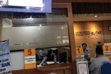 Petugas melakukan proses perekaman data dan wawancara di Kantor Imigrasi Kelas II Non TPI Blitar, Jawa Timur, Rabu (28/11/2018). Sejak Januari hingga akhir November, Kanim Blitar sudah menerbitkan sebanyak 25.506 Paspor serta menolak sebanyak 81 permohonan paspor yang diguga merupakan TKI Non Prosedural. Antara Jatim/Irfan Anshori/ZK