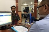 Petugas melakukan proses perekaman data dan wawancara di Kantor Imigrasi Kelas II Non TPI Blitar, Jawa Timur, Rabu (28/11/2018). Sejak Januari hingga akhir November, Kanim Blitar sudah menerbitkan sebanyak 25.506 Paspor serta menolak sebanyak 81 permohonan paspor yang diguga merupakan TKI Non Prosedural. Antara Jatim/Irfan Anshori/ZK