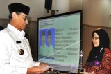 Gubernur Banten Wahidin Halim (kiri) menyerahkan tropi dan piagam penghargaan kepada Kepala Puskesmas Cibeber-Cilegon Diyah Sulistyowati (kanan) yang terpilih menjadi Juara I dalam menurunkan angka kematian ibu dan bayi, jumlah bayi kurang gizi serta mengatasi penyakit menular di Serang, Banten, Kamis (8/11/2018). Pemberian penghargaan kepada para Kepala Puskesmas dan Penyuluh Kesehatan dilakukan untuk lebih memotivasi mereka dalam mempercepat terwujudnya Indonesia Sehat dengan Pendekatan Keluarga yang menjadi salah satu program Nawacita pemerintahan Jokowi-JK. ANTARA FOTO/Asep Fathulrahman/hp.