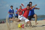 Pesepak bola Indonesia I Ketut Sudiartawan (kedua kanan) berebut bola dengan pemain Malaysia Mohd Shafiq Riza Huzair (kanan) dalam pertandingan Sepak Bola Pantai AFF 2018 di Pantai Tanjung Benoa, Nusa Dua, Bali, Rabu (21/11/2018). Pertandingan berakhir imbang dengan skor 4-4. Antaranews Bali/Nyoman Budhiana.