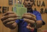 ?Petugas Kementerian Agama (Kemenag) menunjukan Kartu Nikah di kantor Kemenag, Jakarta, Senin (12/11/2018). Kartu nikah direncanakan untuk menggantikan buku nikah karena maraknya pemalsuan buku nikah. Kartu ini akan segera diterbitakan pada akhir November mendatang. ANTARA FOTO/Muhammad Adimaja/pras.