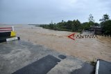 Suasana Jembatan Pesangrahan yang ambruk diterjang banjir bandang sungai Cipatujah, Kabupaten Tasikmalaya, Jawa Barat, Rabu (7/10/2018). Jembatan tersebut ambruk akibat intensitas hujan yang tinggi terus mengguyur wilayah selatan pada Selasa (6/11) dini hari, dan menyebabkan jalur penghubung Kabupaten Tasikmalaya dengan Kabupaten Garut atau jalur Pantai Selatan (Pansel) Jabar tidak bisa dilewati. ANTARA JABAR/Adeng Bustomi/agr.