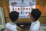 Dua siswa Sekolah Menangah Atas memperhatikan gambar partai politik peserta pemilu 2019 di Komisi Pemilihan Umum (KPU) Jawa Barat, Bandung, Selasa (13/11/2018). Kementerian Dalam Negeri mencatat ada 5.035.887 orang pemilih pemula pada Pemilu 2019 mendatang yang termasuk dalam Daftar Penduduk Pemilih Potensial Pemilu (DP4). ANTARA JABAR/Raisan Al Farisi/agr.