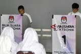 Siswa SMA menggunakan hak pilih melalui bilik suara elektronik saat pemilihan OSIS dalam KPU Goes To School di SMAN 7, Tegal Gundil, Kota Bogor, Jawa Barat, Jum'at (2/11/2018). Kegiatan yang diselenggarakan KPU Kota Bogor ke sejumlah SMA tersebut sebagai bagian sosialisasi bagi pemilih pemula tentang tata cara pemungutan suara dalam Pemilu Legislatif dan Pemilu Presiden pada 17 April 2019. ANTARA JABAR/Arif Firmansyah/agr.