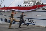 Komandan KRI Bima Suci Letkol Laut (P) Widyatmoko Baruno Aji  (kanan) didampingi seorang taruna AAL menunju ke KRI Bima Suci usai memberi laporan di Dermaga Ujung Koarmada II, Surabaya, Jawa Timur, Jumat (9/11/2018). Kapal layar latih tersebut tiba di Surabaya setelah 100 hari berlayar melaksanakan operasi Muhibah dan Pelayaran Jalan Krida 2018. Antara Jatim/Zabur Karuru