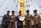 Komandan KRI Bima Suci Letkol Laut (P) Widyatmoko Baruno Aji  (tengah) didampingi Taruna AAL tingkat III angkatan ke-65 serta prajurit menunjunkan piala yang diraih saat mengikuti event Sail Regatta 2018 yang dilaksanakan di Vladivostok Rusia di Dermaga Ujung Koarmada II, Surabaya, Jawa Timur, Jumat (9/11/2018). Kapal layar latih tersebut tiba di Surabaya setelah 100 hari berlayar melaksanakan operasi Muhibah dan Pelayaran Jalan Krida 2018. Antara Jatim/Zabur Karuru