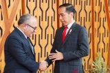  Presiden Indonesia Joko Widodo (kanan) berjabat tangan dengan Perdana Menteri Papua Nugini Peter O'Neill saat hadir pada KTT APEC di Port Moresby, Papua Nugini, Sabtu (17/11). ANTARA FOTO/REUTERS/David Gray/cfo/ama.