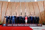     Presiden Indonesia Joko Widodo (keempat kanan) berfoto bersama pemimpin negara lainnya dalam KTT APEC di Port Moresby, Papua Nugini, Sabtu (17/11). ANTARA FOTO/REUTERS/David Gray/cfo/ama.