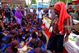 Menteri Kelautan dan Perikanan Susi Pudjiastuti (kanan) membagikan lauk ikan kepada santriwati di Pondok Pesantren Darussalam Blokagung, Banyuwangi, Jawa Timur, Sabtu (3/11/2018). Kunjungan kerja menteri susi ke Pondok Pesantren itu, untuk mengkampanyekan Gemarikan (Gerakan memasyarakatkan makan ikan) bersama 8ribu santri. ANTARA FOTO/budi Candra Setya. Antara Jatim/Budi Candra Setya/ZK