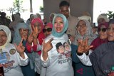     Isteri calon Wakil Presiden nomor urut 2 Nur Asia Uno (tengah) berfoto bersama ibu-ibu Persatuan Relawan Emak-emak Syantik Prabowo Sandi (Pres Bodi) di Kampung Cigadung, Karang Tanjung, Pandeglang, Banten, Sabtu (17/11/2018). Nur Asia berkampanye dengan mengikuti acara Senam Sehat serta berdialog dengan para relawan dan warga di Roemah Djoeang Pemenangan Prabowo-Sandi di Pandeglang. ANTARA FOTO/Muhammad Bagus Khoirunas/ama.