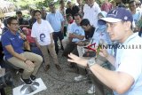 Calon wakil presiden nomor urut 02 Sandiaga Uno melakukan dialog dengan pengusaha perajin sepatu dan sandal di Taman Sari, Bogor, Jawa Barat, Kamis (29/11/2018). Dalam kampanyenya Sandi berjanji bakal menyerap aspirasi perajin sekaligus memperbaiki kondisi ekonomi, serta memperkenalkan program OK OCE kepada para pengusaha perajin sepatu dan sandal. ANTARA JABAR/Yulius Satria Wijaya/agr.
