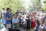 Calon wakil presiden nomor urut 02 Sandiaga Uno melakukan dialog dengan pengusaha perajin sepatu dan sandal di Taman Sari, Bogor, Jawa Barat, Kamis (29/11/2018). Dalam kampanyenya Sandi berjanji bakal menyerap aspirasi perajin sekaligus memperbaiki kondisi ekonomi, serta memperkenalkan program OK OCE kepada para pengusaha perajin sepatu dan sandal. ANTARA JABAR/Yulius Satria Wijaya/agr.
