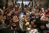  Calon Wakil Presiden nomor urut 02 Sandiaga Salahudin Uno (tengah) berfoto dengan warga di Pasar Prambanan, Sleman, DI Yogyakarta, 16/11/2018). Dalam kunjungannya di Yogyakarta Sandiaga berdialog dengan warga di Pasar Prambanan dan pelaku UMKM di Sleman. ANTARA FOTO/Hendra Nurdiyansyah/pras.